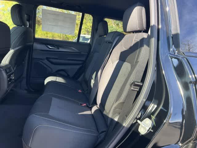 2027 Jeep Grand Cherokee GRAND CHEROKEE LAREDO X 4X4