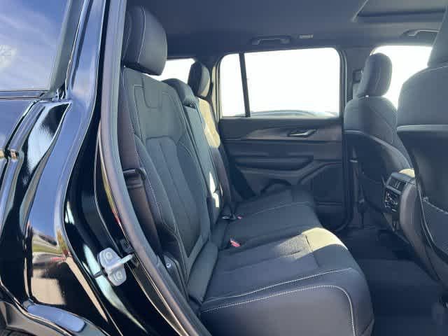 2027 Jeep Grand Cherokee GRAND CHEROKEE LAREDO X 4X4