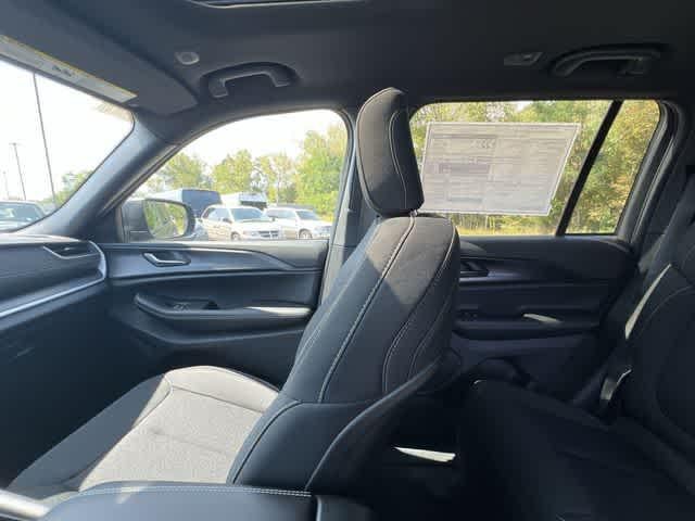 2026 Jeep Grand Cherokee GRAND CHEROKEE LAREDO X 4X4