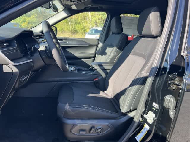 2027 Jeep Grand Cherokee GRAND CHEROKEE LAREDO X 4X4