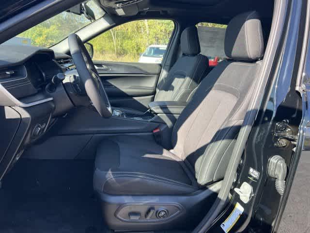 2027 Jeep Grand Cherokee GRAND CHEROKEE LAREDO X 4X4