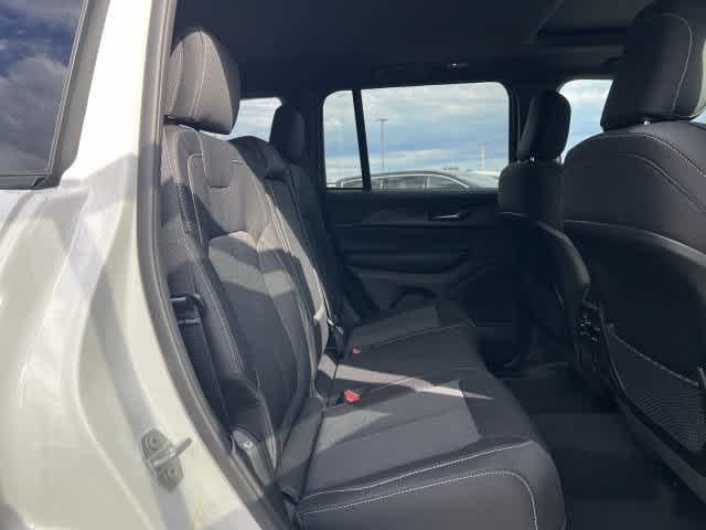 2027 Jeep Grand Cherokee GRAND CHEROKEE LAREDO X 4X4