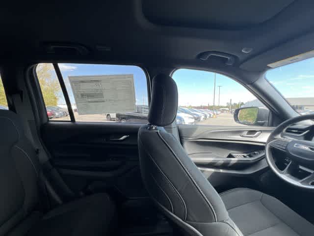 2027 Jeep Grand Cherokee GRAND CHEROKEE LAREDO X 4X4