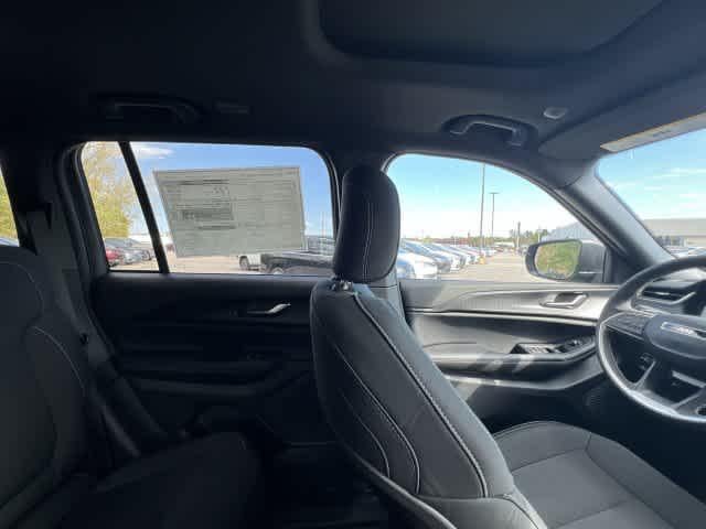 2027 Jeep Grand Cherokee GRAND CHEROKEE LAREDO X 4X4