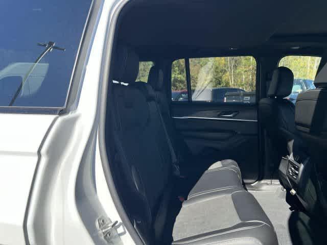 2027 Jeep Grand Cherokee GRAND CHEROKEE LAREDO ALTITUDE 4X4