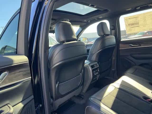 2027 Jeep Grand Cherokee GRAND CHEROKEE LAREDO ALTITUDE 4X4