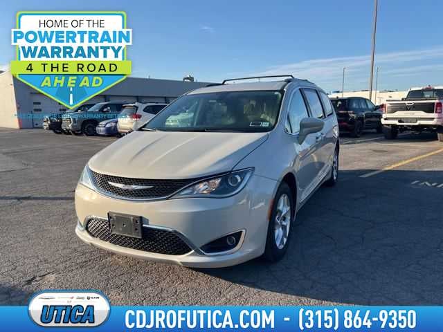 2017 Chrysler Pacifica Touring-L's photo