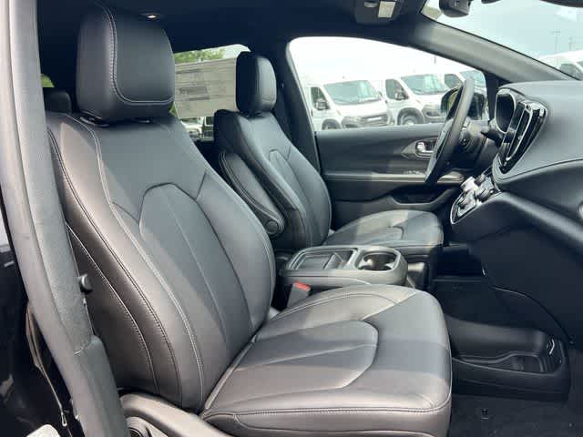 2027 Chrysler Pacifica PACIFICA SELECT AWD