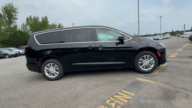 2027 Chrysler Pacifica PACIFICA SELECT AWD