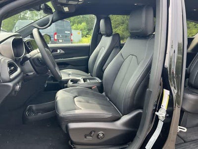 2027 Chrysler Pacifica PACIFICA SELECT AWD