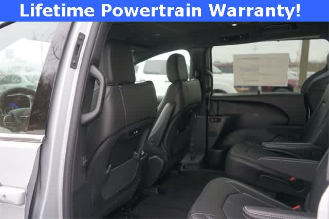 2026 Chrysler Pacifica PACIFICA SELECT AWD