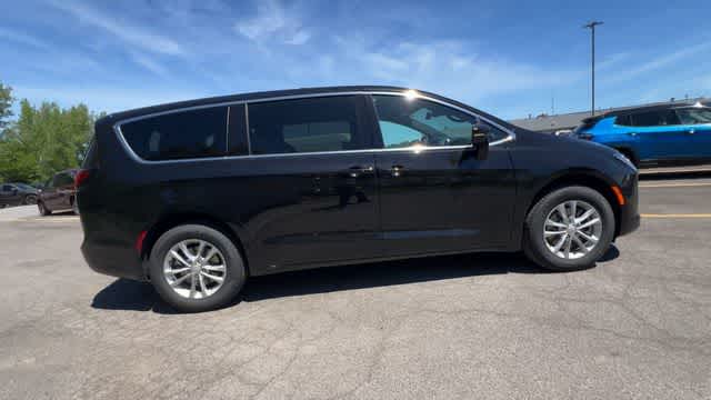 2027 Chrysler Pacifica PACIFICA SELECT AWD