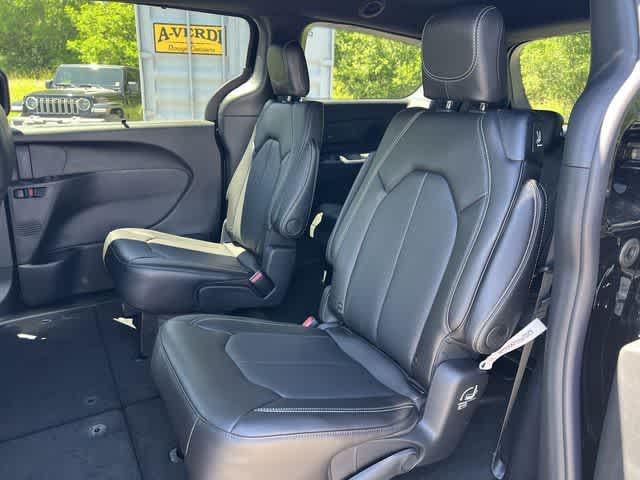 2027 Chrysler Pacifica PACIFICA SELECT AWD