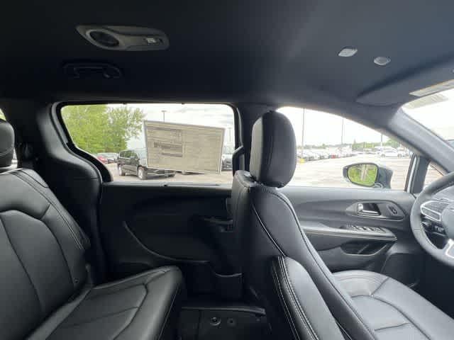 2027 Chrysler Pacifica PACIFICA SELECT AWD