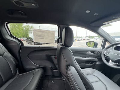 2027 Chrysler Pacifica PACIFICA SELECT AWD