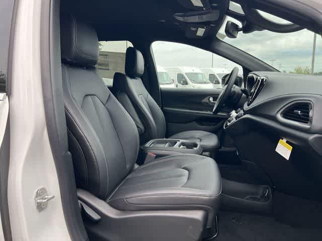 2027 Chrysler Pacifica PACIFICA SELECT AWD