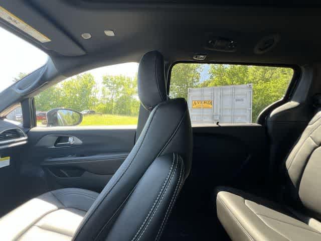 2027 Chrysler Pacifica PACIFICA SELECT AWD