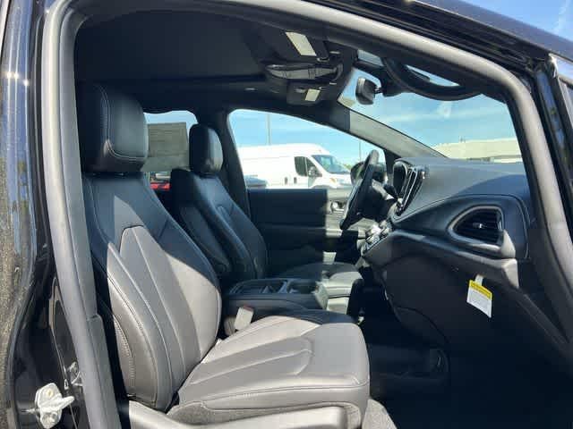 2027 Chrysler Pacifica PACIFICA SELECT AWD