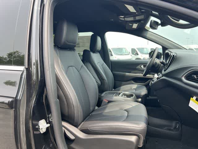 2027 Chrysler Pacifica PACIFICA SELECT AWD
