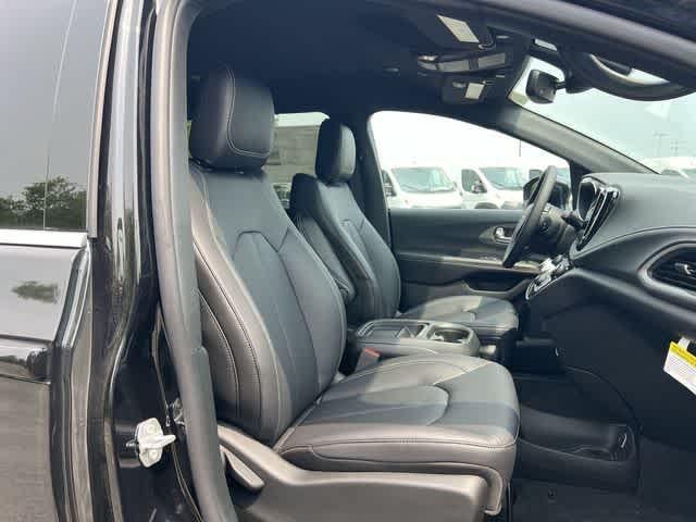 2027 Chrysler Pacifica PACIFICA SELECT AWD