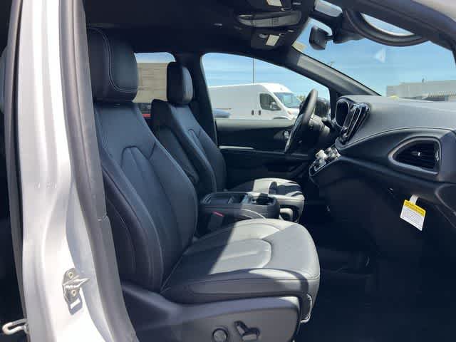 2027 Chrysler Pacifica PACIFICA SELECT AWD