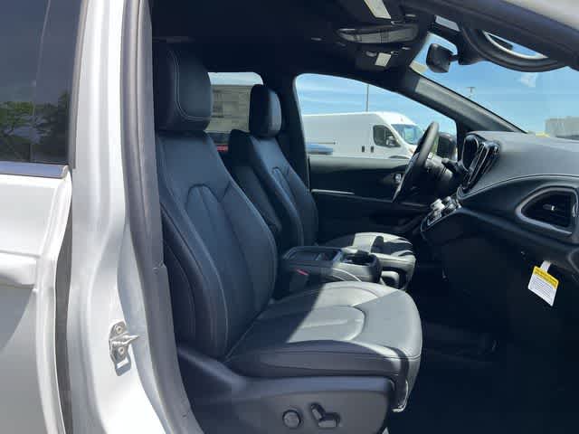 2027 Chrysler Pacifica PACIFICA SELECT AWD