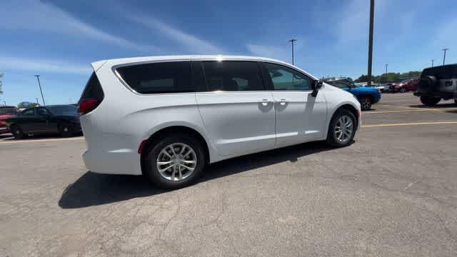 2027 Chrysler Pacifica PACIFICA SELECT AWD