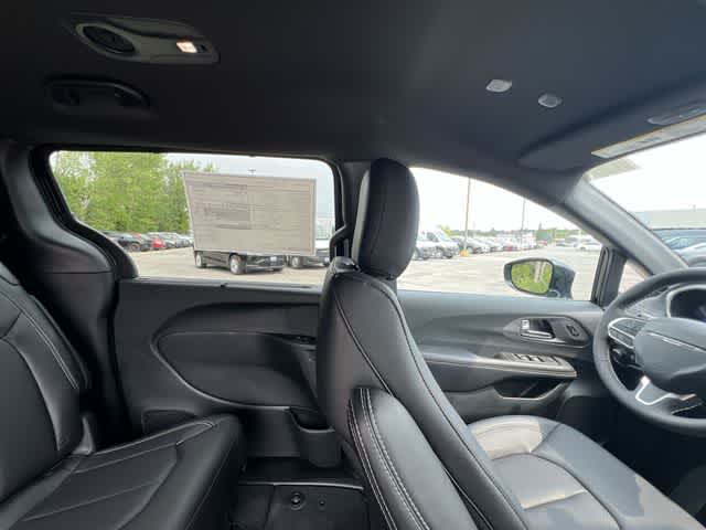 2027 Chrysler Pacifica PACIFICA SELECT AWD