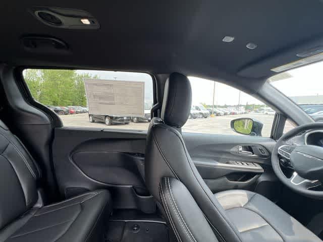 2027 Chrysler Pacifica PACIFICA SELECT AWD