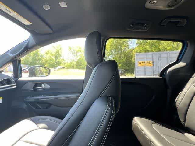 2027 Chrysler Pacifica PACIFICA SELECT AWD