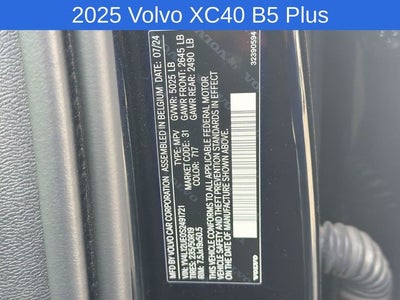 2025 Volvo XC40 B5 Plus Bright Theme