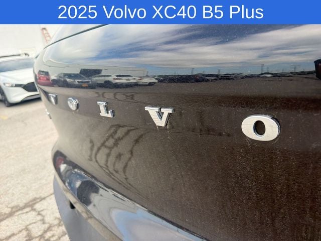 2025 Volvo XC40 B5 Plus Bright Theme