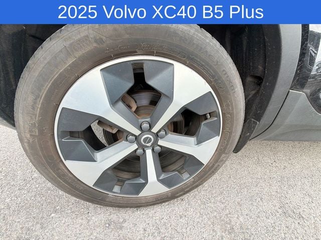 2025 Volvo XC40 B5 Plus Bright Theme