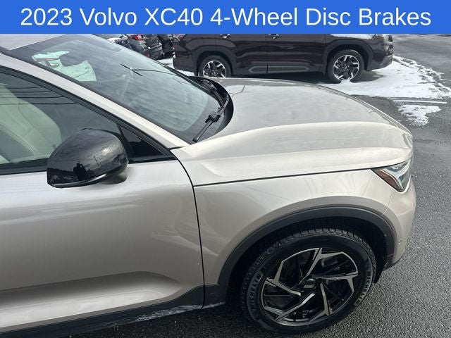 2023 Volvo XC40 B5 Plus Dark Theme