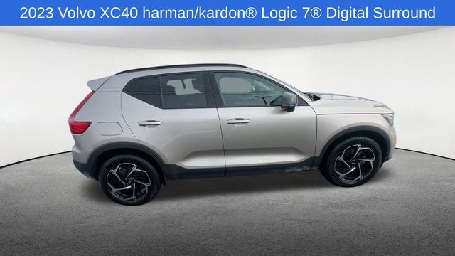 2023 Volvo XC40 B5 Plus Dark Theme