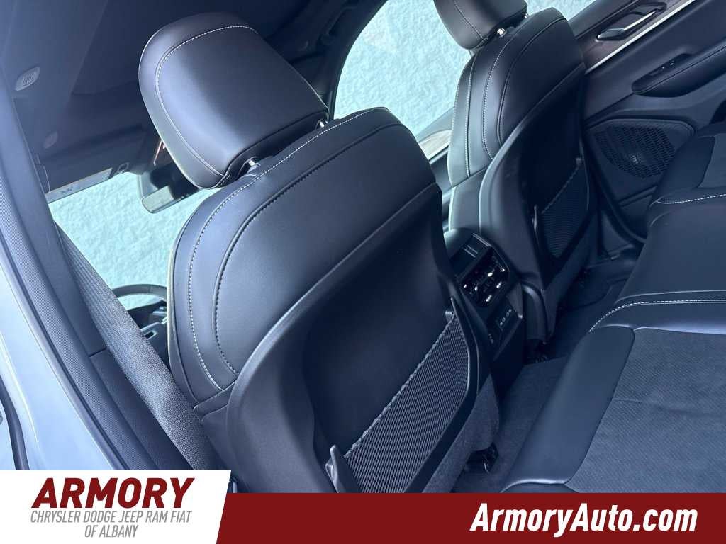 2027 Jeep Grand Cherokee Laredo Altitude