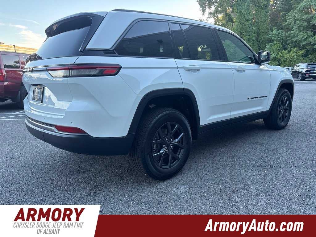 2027 Jeep Grand Cherokee Laredo Altitude