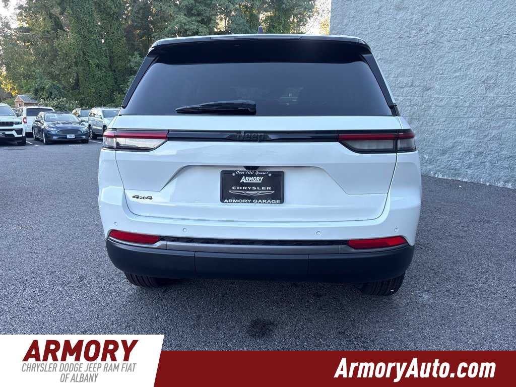 2027 Jeep Grand Cherokee Laredo Altitude
