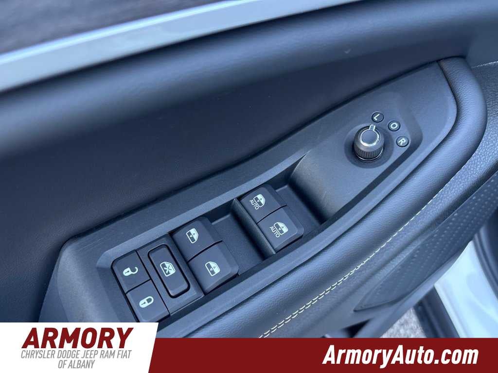 2027 Jeep Grand Cherokee Laredo Altitude