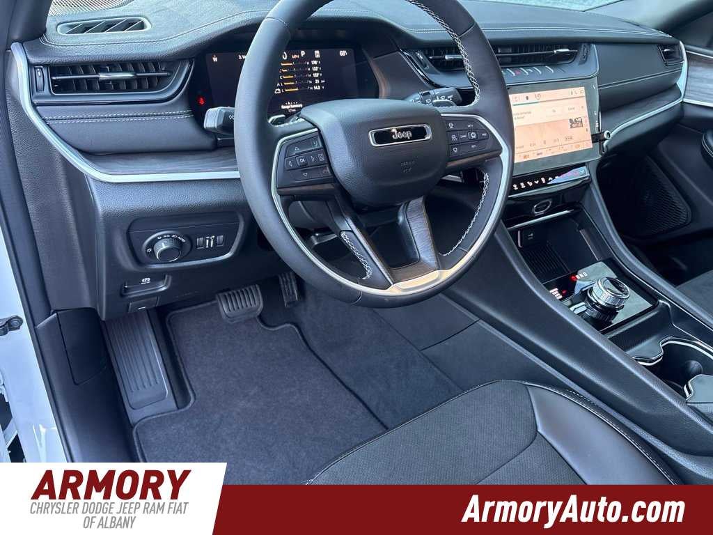2027 Jeep Grand Cherokee Laredo Altitude