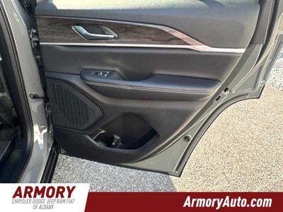 2027 Jeep Grand Cherokee Laredo Altitude