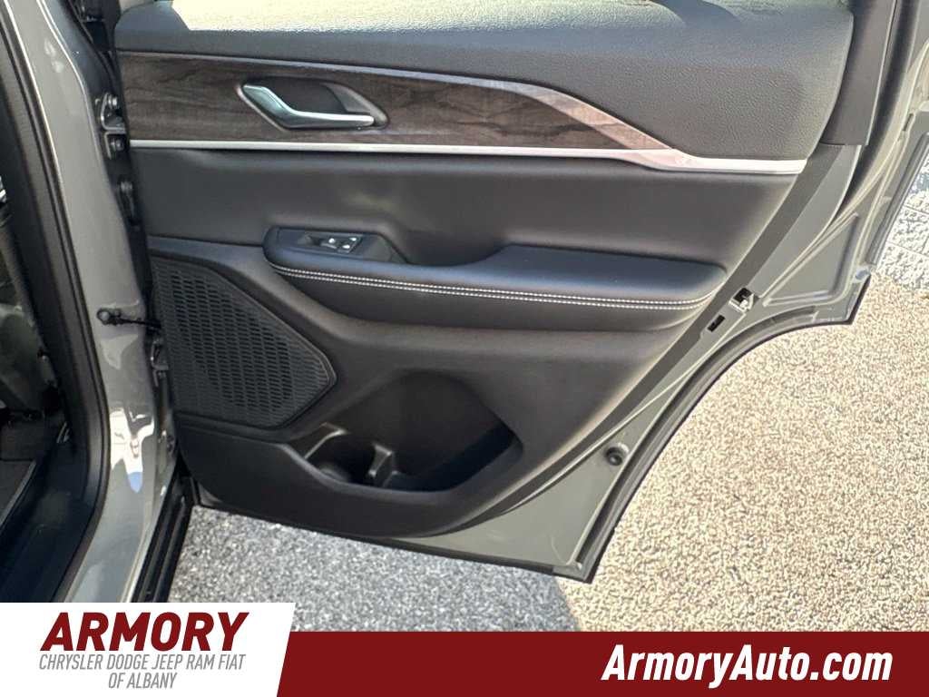 2027 Jeep Grand Cherokee Laredo Altitude
