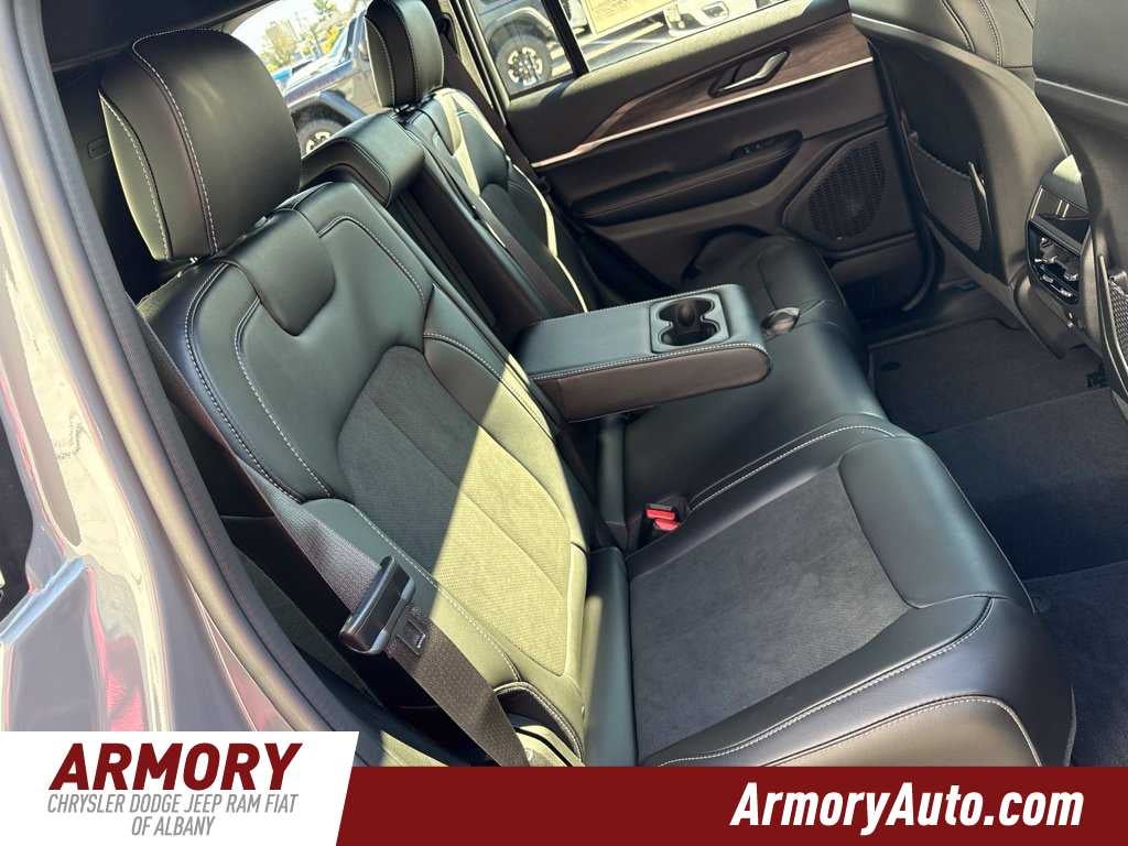 2027 Jeep Grand Cherokee Laredo Altitude