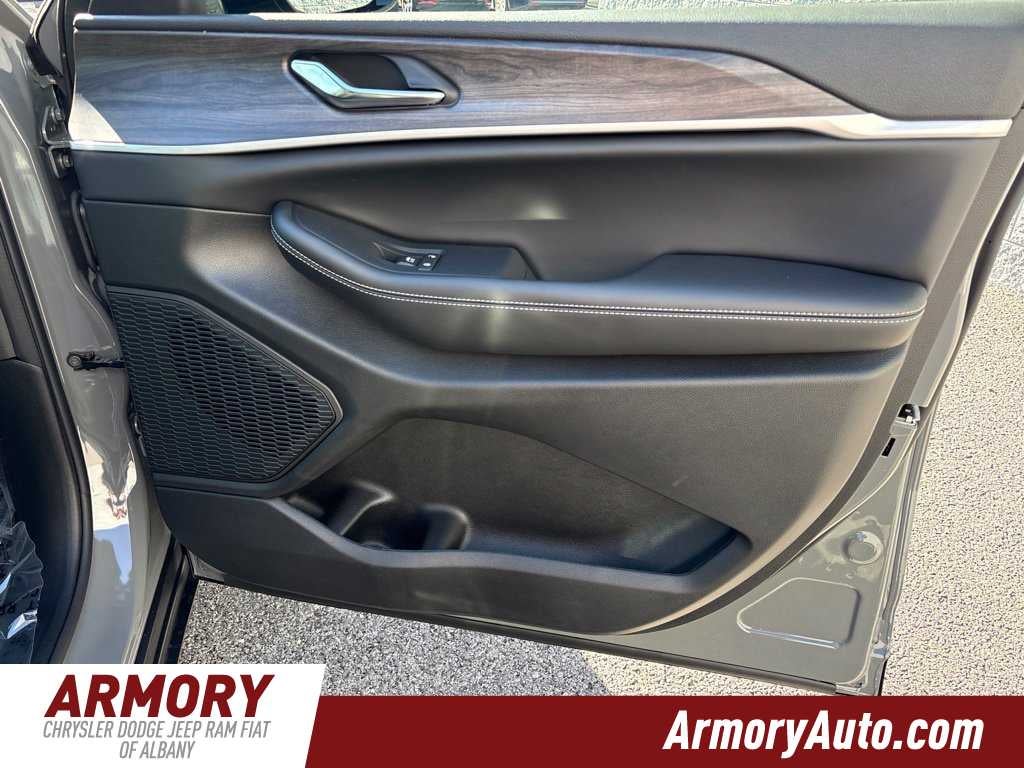 2027 Jeep Grand Cherokee Laredo Altitude