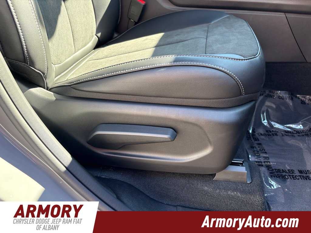2027 Jeep Grand Cherokee Laredo Altitude