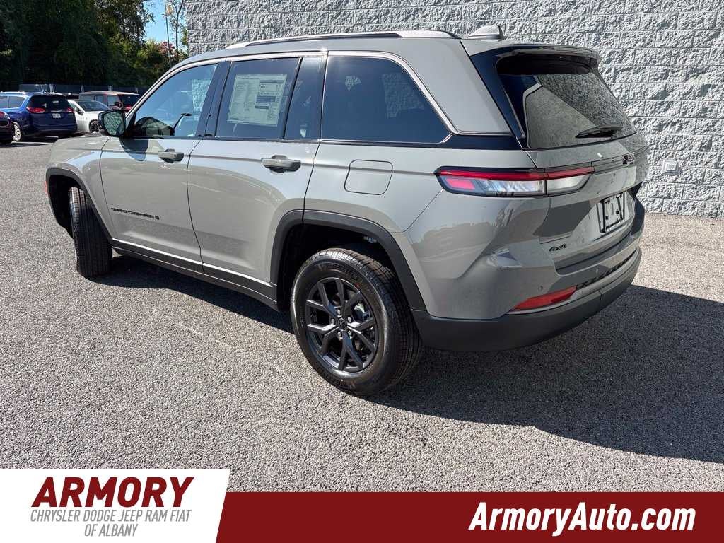 2027 Jeep Grand Cherokee Laredo Altitude