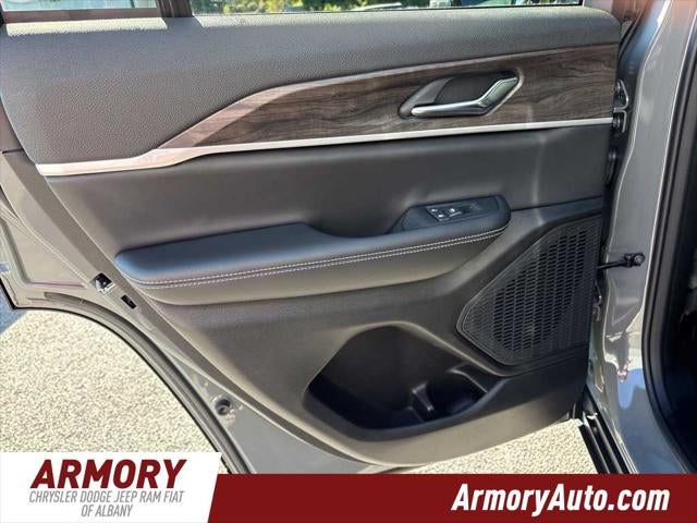 2027 Jeep Grand Cherokee Laredo Altitude