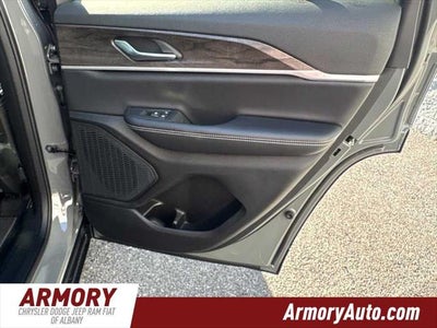 2027 Jeep Grand Cherokee Laredo Altitude