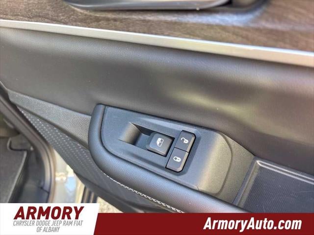 2027 Jeep Grand Cherokee Laredo Altitude