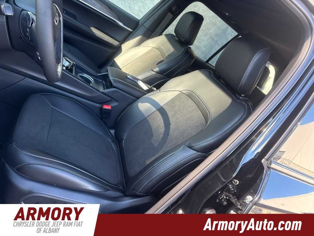 2027 Jeep Grand Cherokee Laredo Altitude